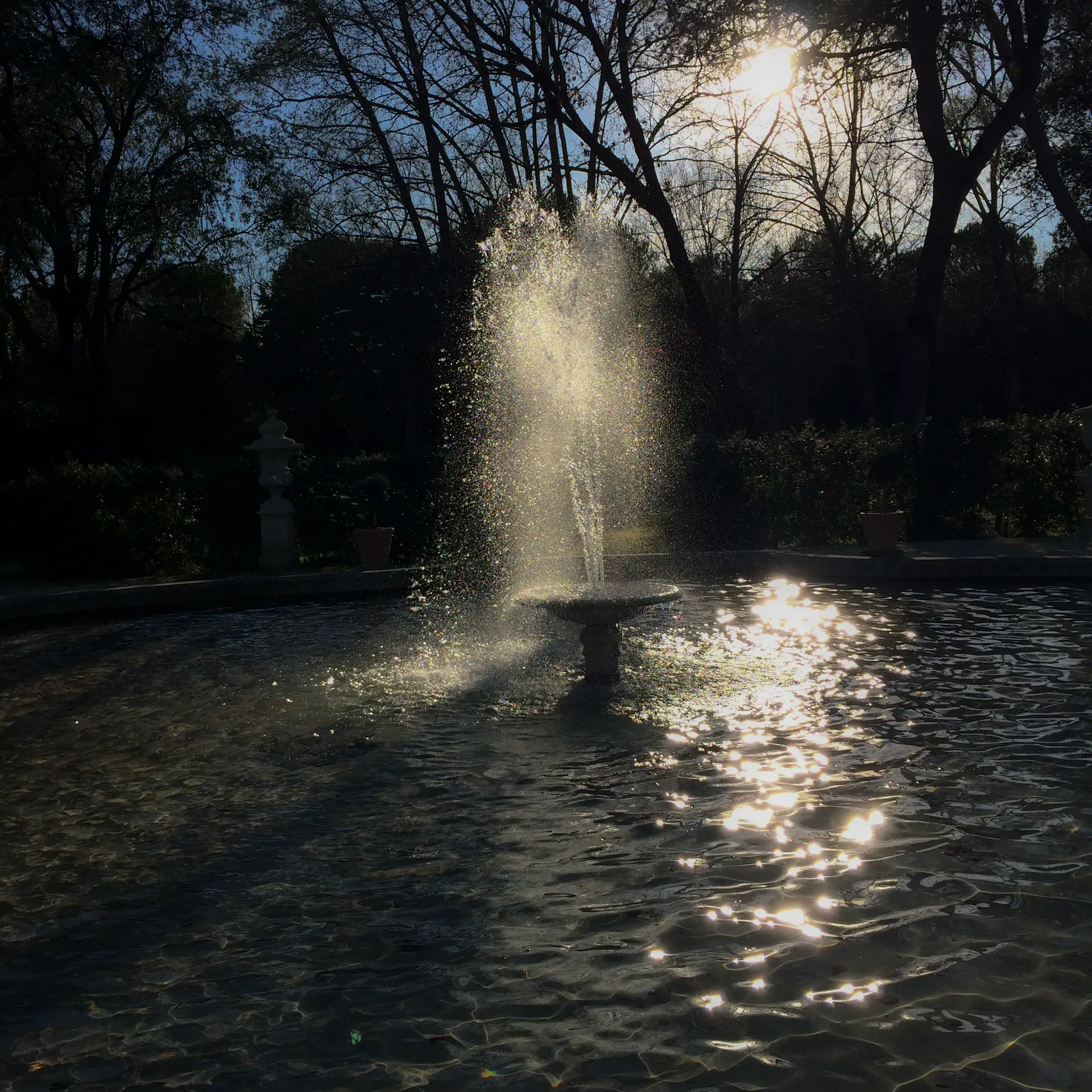 Fontaine décorative alimentée en eau non potable.