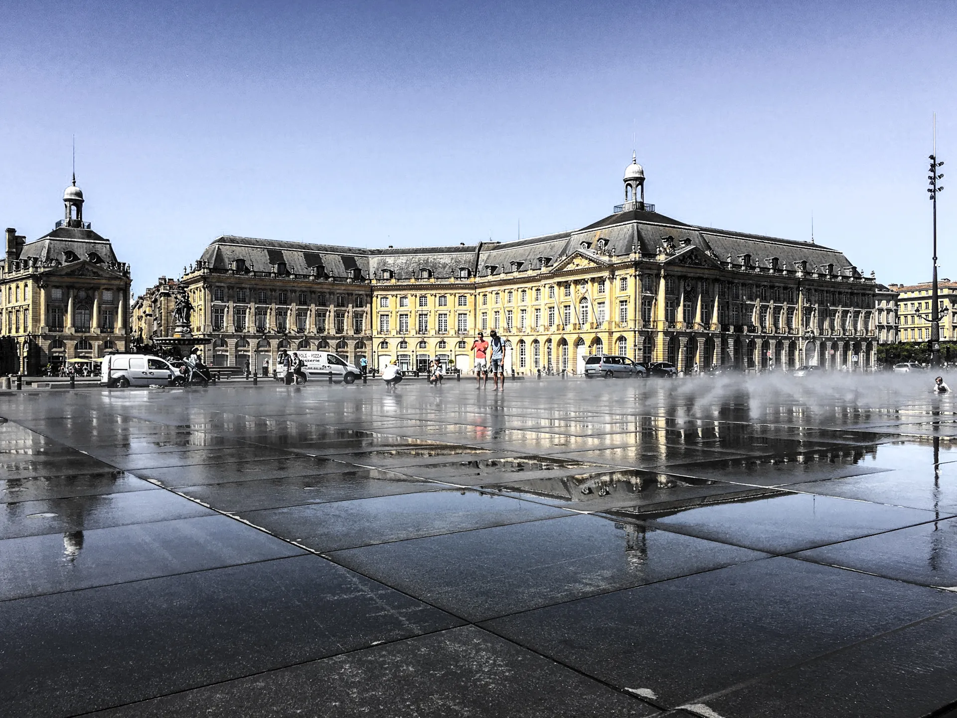 Place minérale rafraîchie par une brumisation en été.