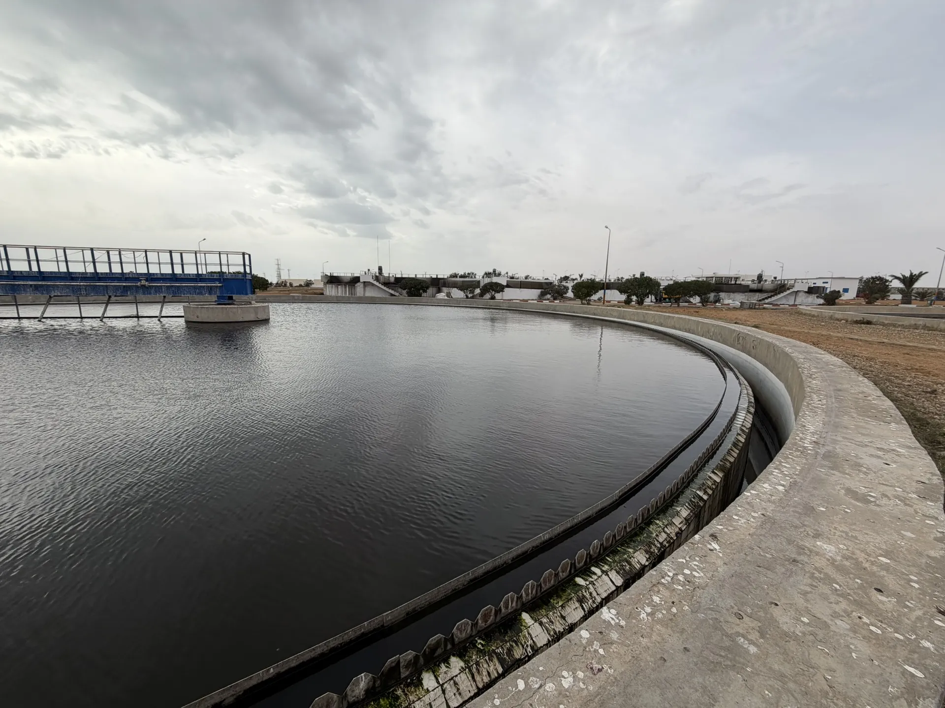 Bassin circulaire d’une station de traitement des eaux usées.