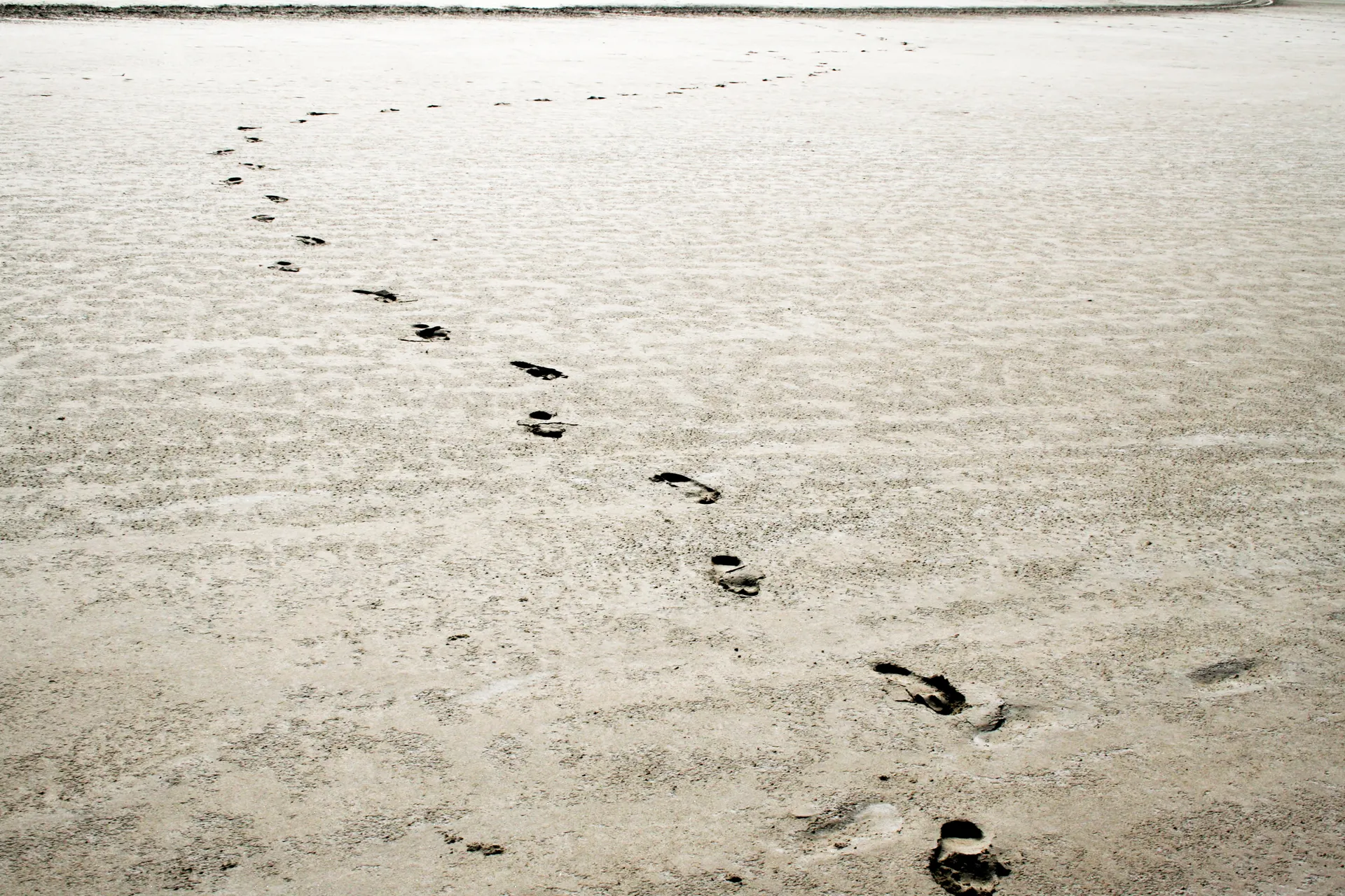 Empreintes de pas dans le sable