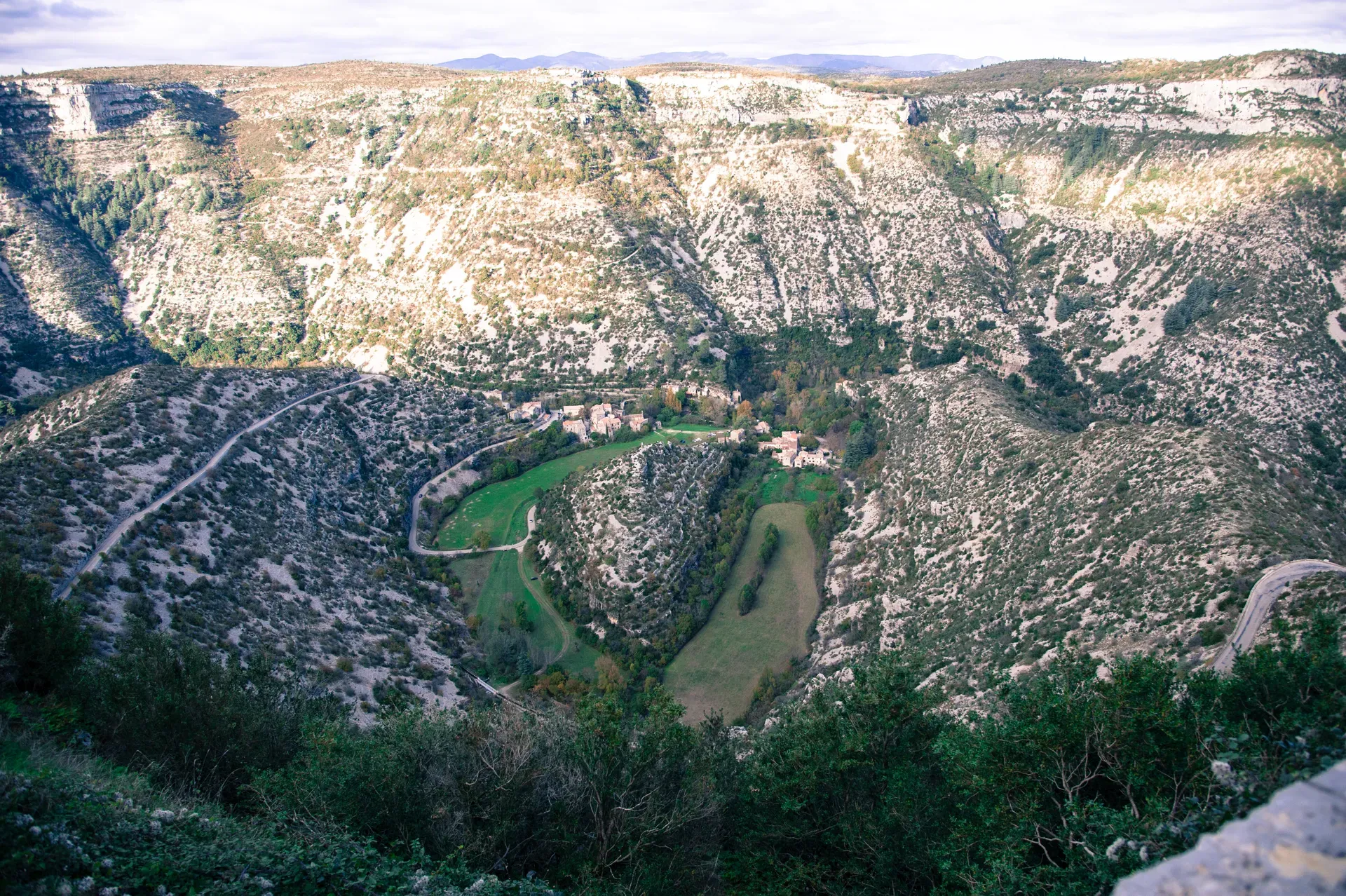 Méandre encaissé d’une rivière vu du ciel, entre falaises calcaires