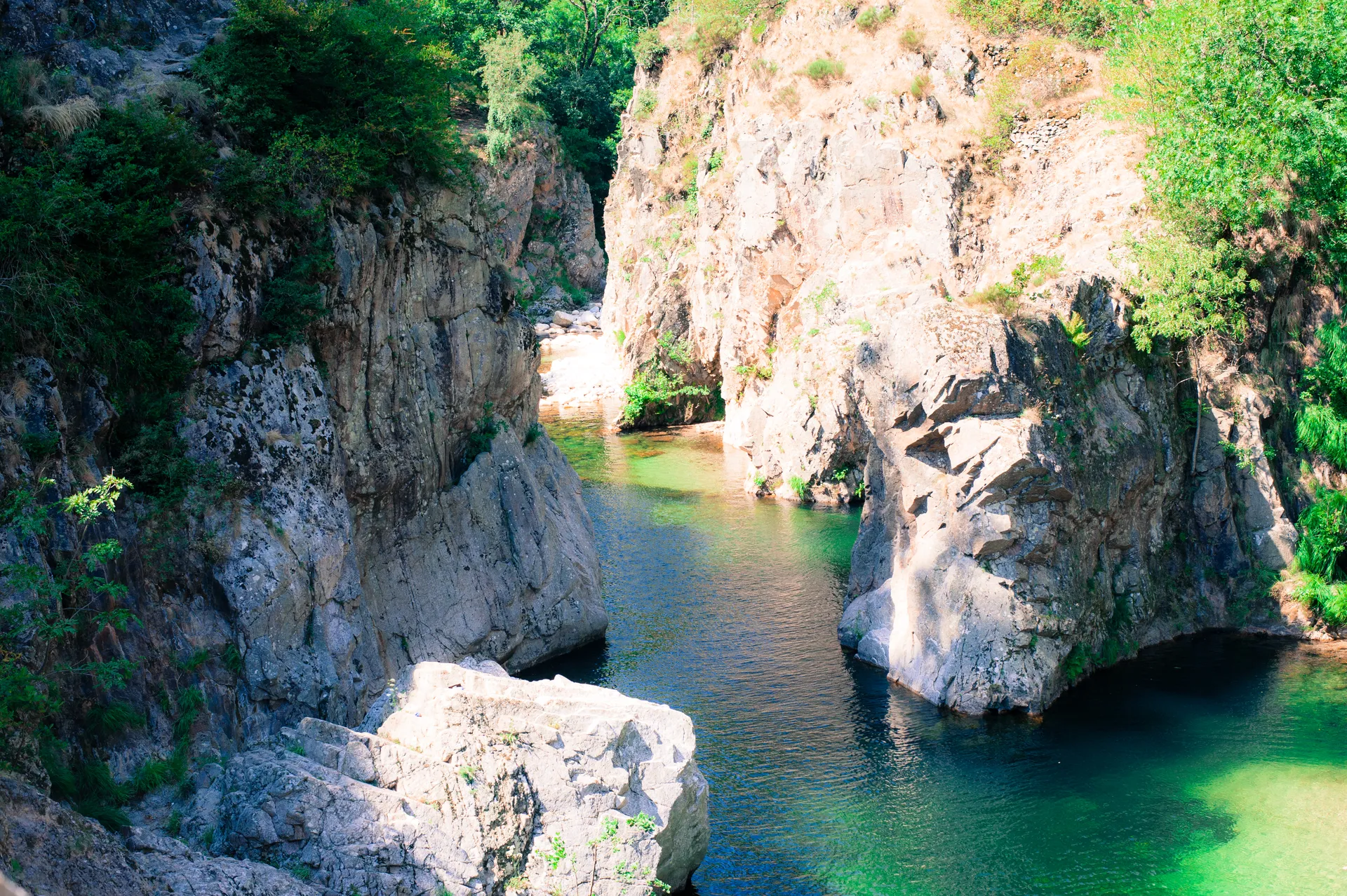 Vasque d’eau verte au fond d’une gorge rocheuse