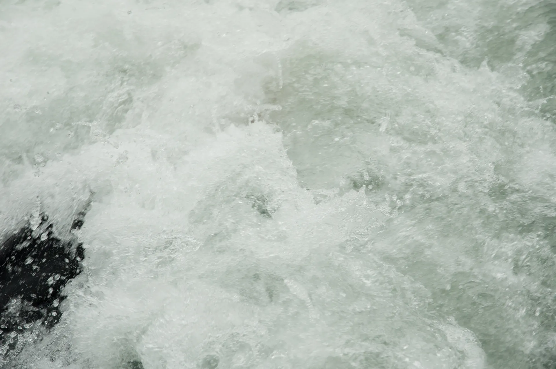 Surface d’une eau vive en turbulence