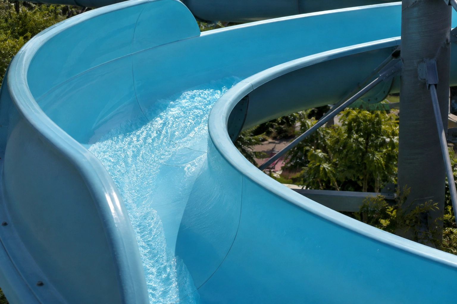 Toboggan aquatique en fonctionnement dans un parc de loisirs.